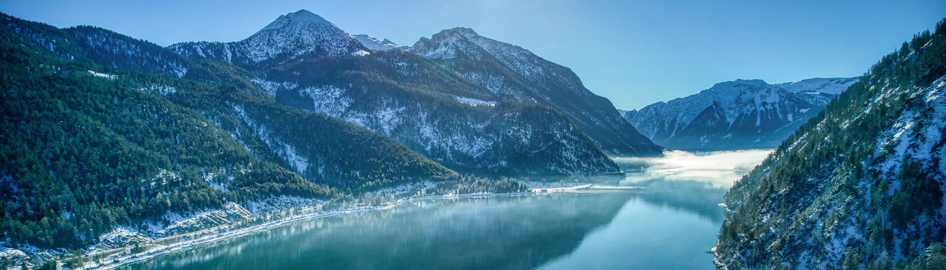 Ausblick von Achenkirch am Achensee Der Ausblick von Achenkirch am Achensee auf die Winterlandschaft der Region ist atemberaubend.