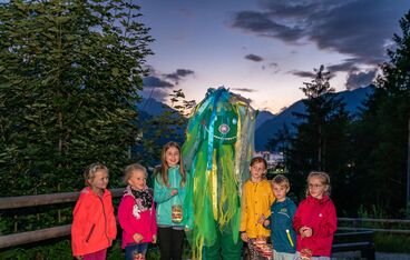 Laternenwanderung mit der ganzen Familie Laternenwanderung mit der ganzen Familie
