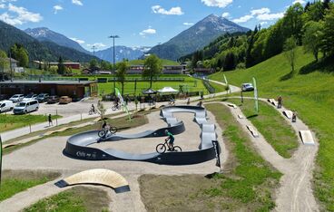 Kurven, Wellen, Action - Pumptrack entdecken Kurven, Wellen, Action - Pumptrack entdecken