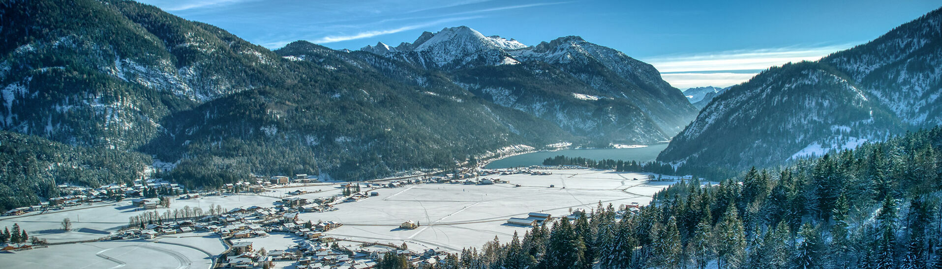 Hochalmlifte Christlum in Achenkirch am Achensee Auf den Skipisten der Hochalmlifte Christlum hat man einen unglaublichen Blick auf den Achensee und die Ortschaft Achenkirch.