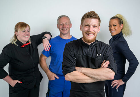 Jobs in der Region Ein Gruppenfoto mit einer Kellnerin, Seilbahnmitarbeiter, Koch und Reitlehrerin der Region Achensee.