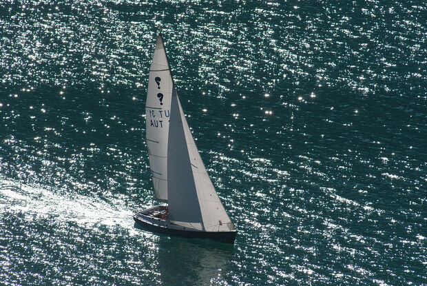Segeln am Achensee Am Achensee herrschen oft perfekte, manchmal auch herausfordernde Windbedingungen für Surfer, Segler und Kitesurfer.