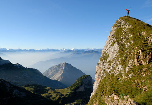 Stage 3 At the summit of Hochiss in the Rofan Mountains, you are rewarded with a breathtaking view.