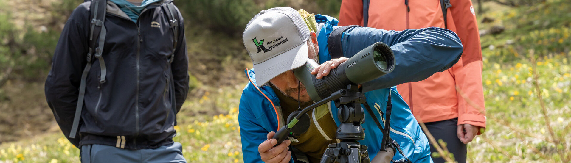 Achensee Wanderprogramm Auf dem Weg zur Moosenalm in Achenkirch erhalten die Teilnehmer der Nature Watch Tour interessante Einblicke in die Pflanzen- und Tierwelt der Region.