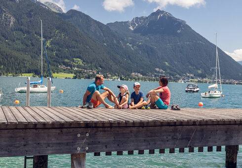 Schulen, Kinderbetreuung,... Mit der Familie die Umgebung rund um die Seeuferpromenade in Pertisau erkunden und genießen. Im Hintergrund das Ebner Joch.