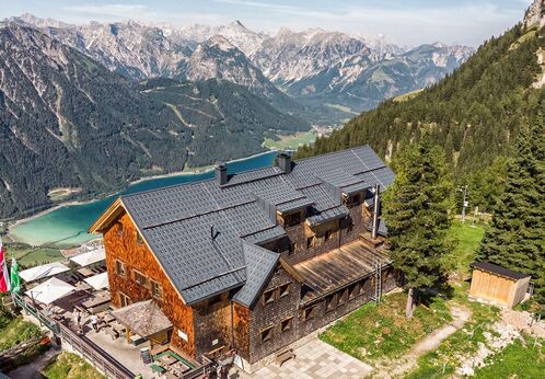 Stage 1 The terrace of the Erfurter Hütte affords a spectacular view of Lake Achensee and its surrounding villages.