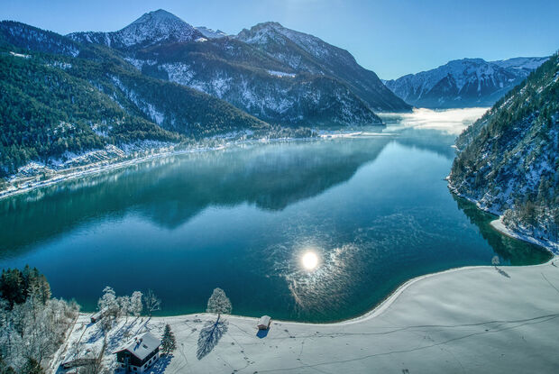 Ausblick von Achenkirch am Achensee Der Ausblick von Achenkirch am Achensee auf die Winterlandschaft der Region ist atemberaubend.