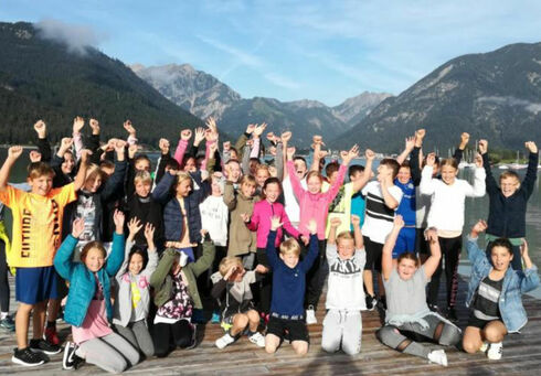 Secondary School Achensee Group photo of the pupils of Achensee Middle School on the jetty on the shore of Lake Achensee.