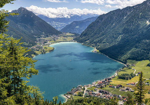 Das Dorfleben Die Landschaft am Achensee erstrahlt im Sommer im satten Grün. Blick auf Pertisau, Maurach und das Ebner Joch.