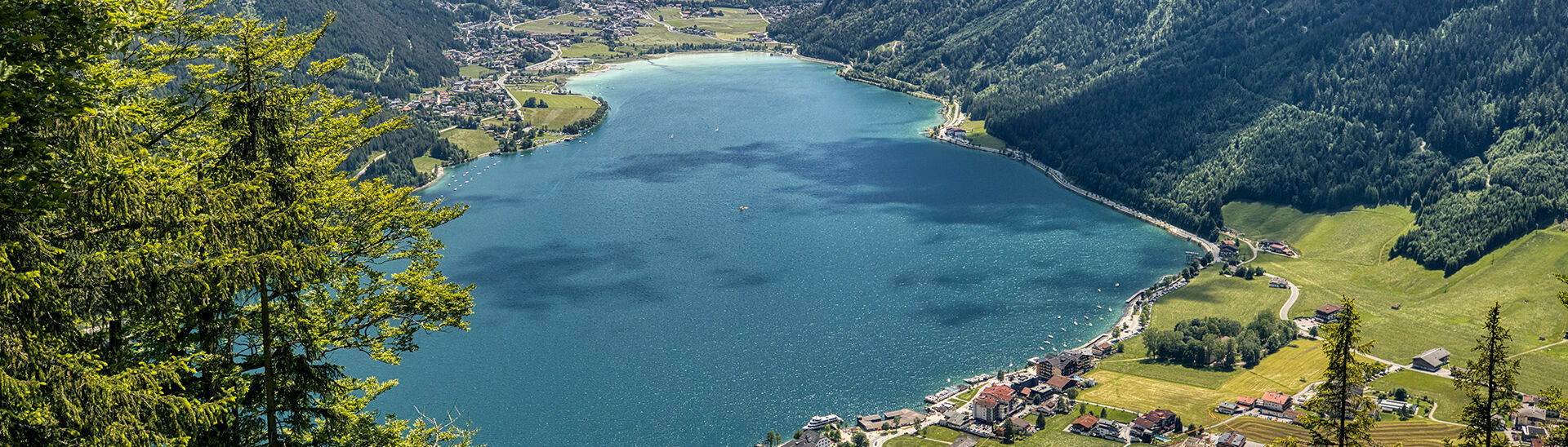 Landschaft im Sommer am Achensee Die Landschaft am Achensee erstrahlt im Sommer im satten Grün. Blick auf Pertisau, Maurach und das Ebner Joch.