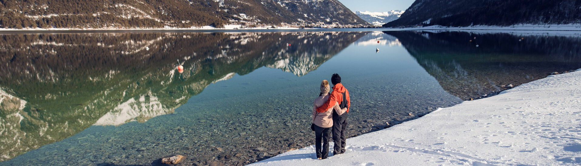 Winterwandern am Achensee Winterwanderung mit Blick auf den Achensee.