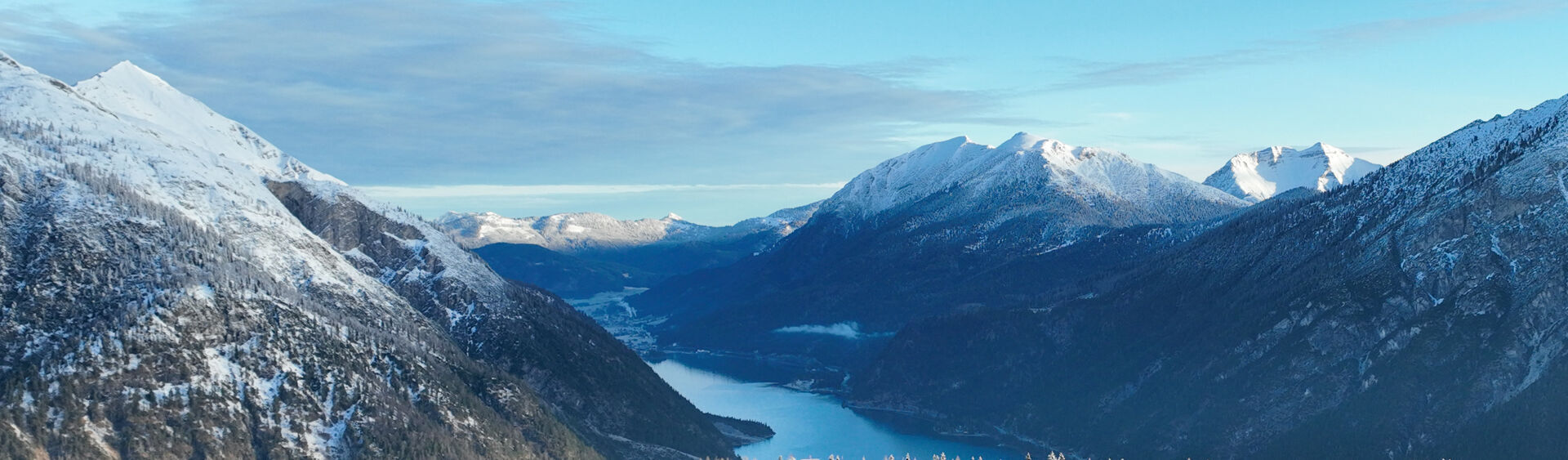 Die Landschaft am Achensee, wenn es im Tal schon frühlingshaft ist und die Gipfel gezuckert sind.