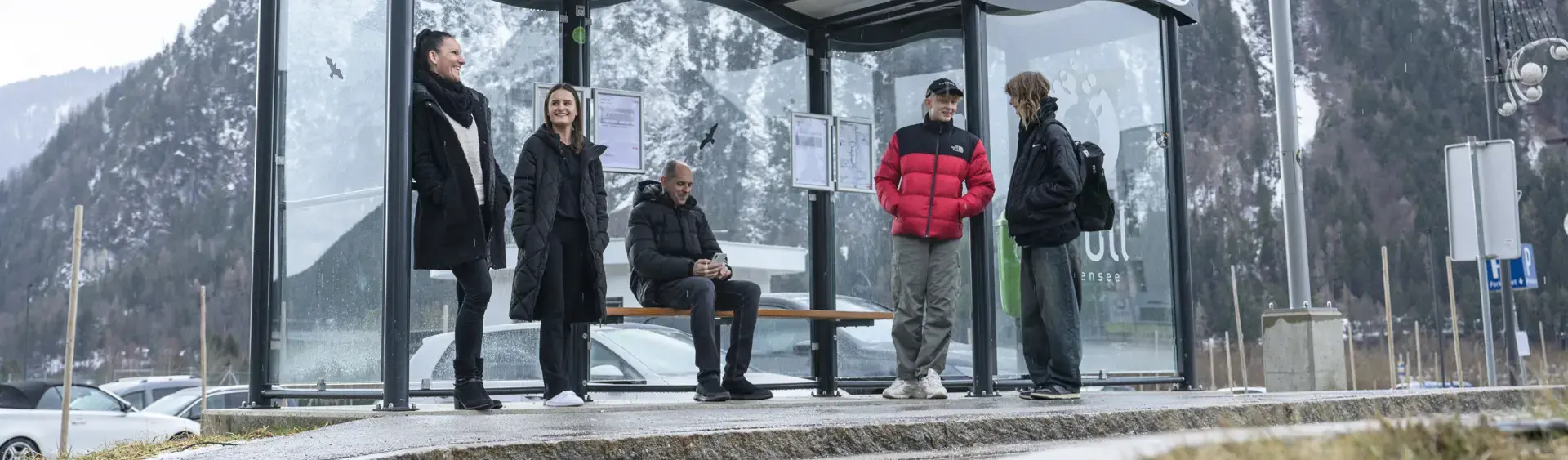 Bushaltestelle Atoll Achensee Eine Gruppe von Menschen wartet im Winter auf den Bus im Atoll Achensee.