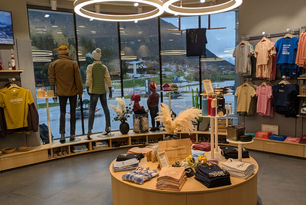 Atoll Achensee SHOP in Maurach Der Atoll Achensee SHOP in Maurach am Achensee bietet ein breites Sortiment.