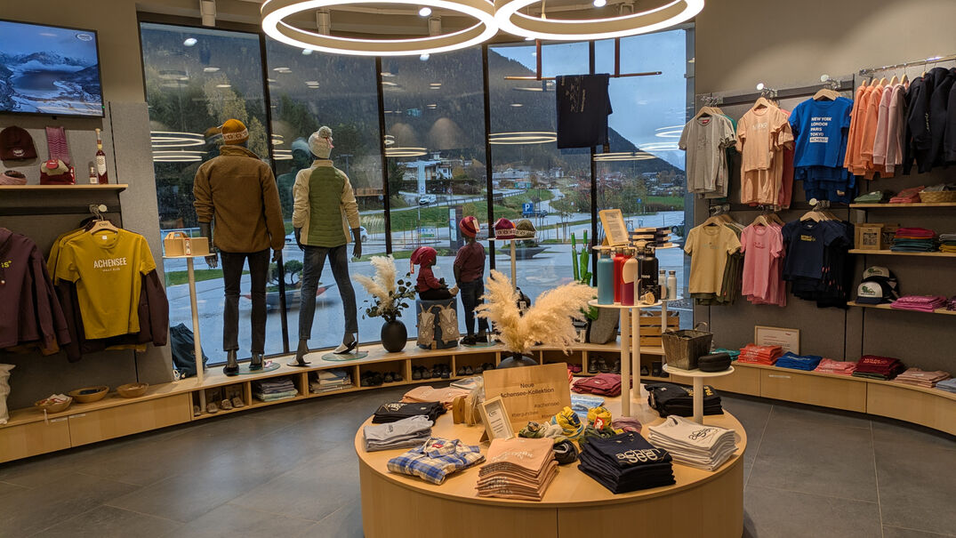 Atoll Achensee SHOP in Maurach Der Atoll Achensee SHOP in Maurach am Achensee bietet ein breites Sortiment.