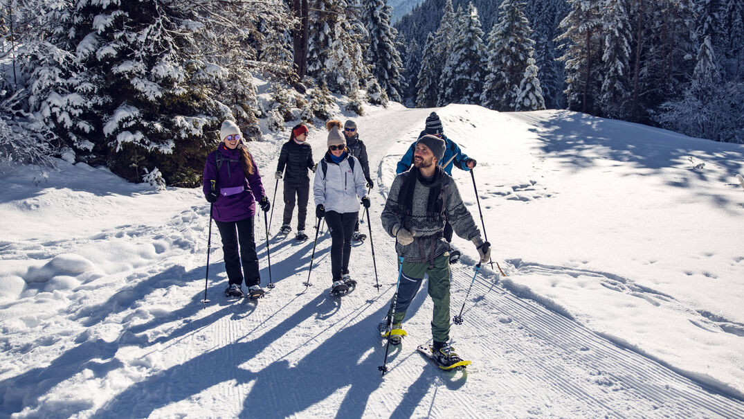 Schneeschuhwandern im Naturpark Karwendel Bei einer geführten Wanderung in die Karwendeltäler erlebt eine Gruppe einen herrlichen Wintertag und erkundet die Region mit Schneeschuhen.