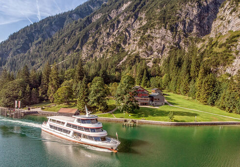 Achenseeschifffahrt Der Mariensteig, mit einer Einkehrmöglichkeit in die Gaisalm, führt von Achenkirch bis nach Pertisau am Achensee. Auf diesem Bild macht die Achenseeschifffahrt gerade ihre Runde.