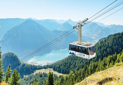 Rofan Seilbahn Die Rofan Seilbahn fährt in Richtung Bergstation vor atemberaubender Kulisse.