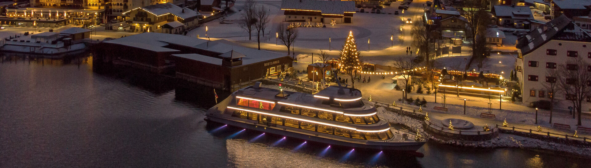 Advent season in Pertisau am Achensee Night shot of the snow-covered village of Pertisau am Achensee in the Advent season, festooned with decorations and sparkling lights.