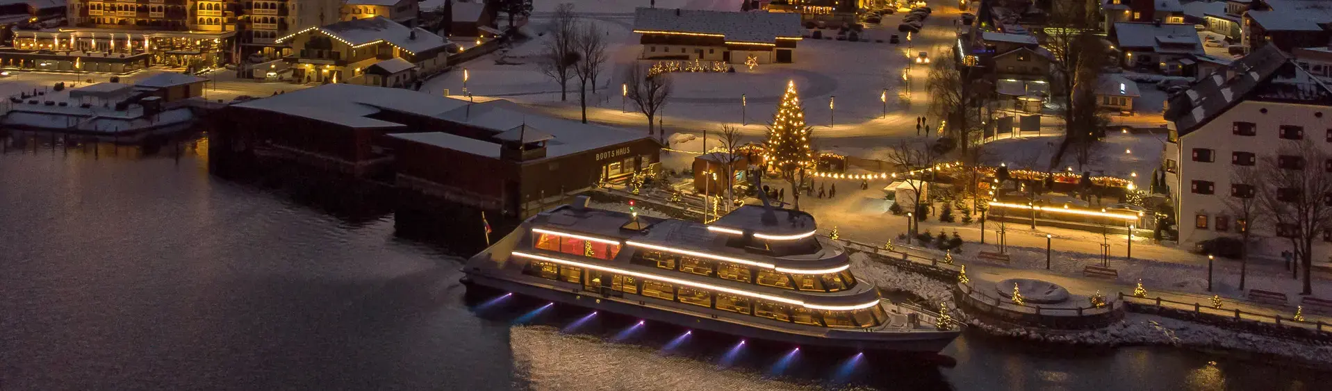 Pertisau am Achensee in der Adventzeit Die mit Schnee bedeckte Ortschaft Pertisau am Achensee wird in der Adventzeit wunderschön beleuchtet bei Nacht.