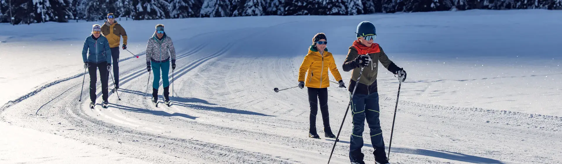 Family cross-country skiing in the Karwendel valleys A family enjoys a marvellous day of cross-country skiing in the Karwendel valleys in brilliant sunshine.