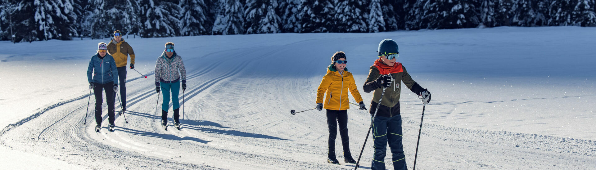 Langlaufen mit der Familie in den Karwendeltälern Eine Familie erlebt bei strahlendem Sonnenschein einen herrlichen Langlauftag in den Karwendeltälern.