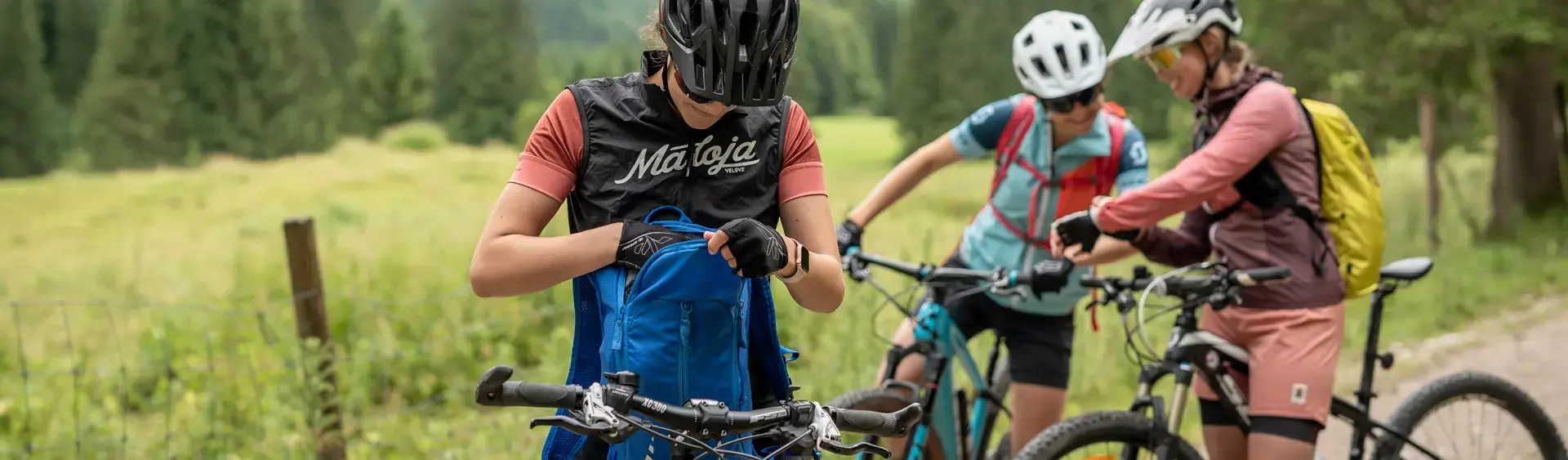 Bike-Tour mit Freundinnen zur Gufferthütte Eine Gruppe von Freundinnen fährt mit ihren Mountainbikes die Guffert Bikeroute in Steinberg am Rofan entlang.