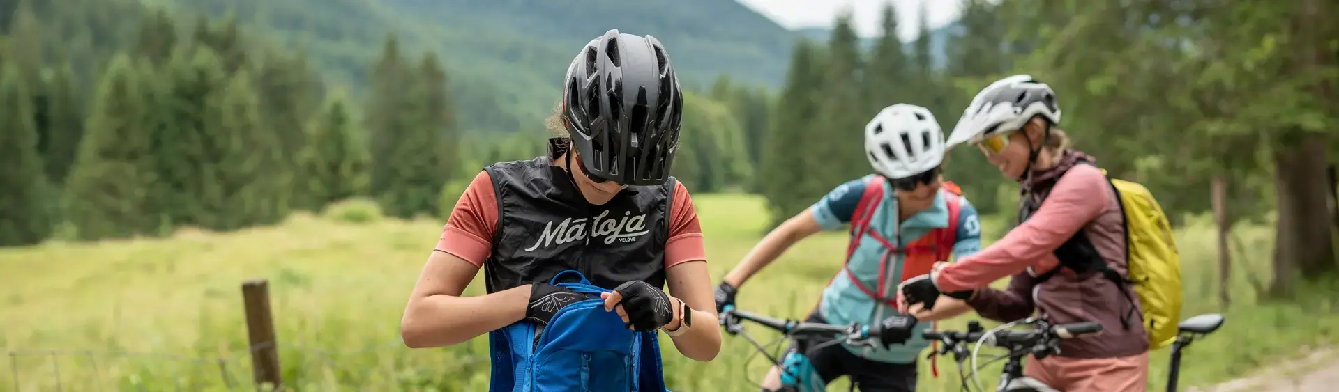 Bike tour with friends to the Gufferthütte A group of friends ride their mountain bikes along the Guffert bike route in Steinberg am Rofan.