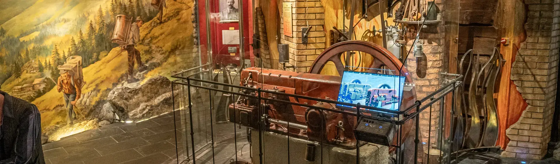 Tiroler Steinöl Vitalberg in Pertisau am Achensee Das Bild zeigt eine historische Maschine in einem der Ausstellungsräume des Tiroler Steinöl Vitalbergs in Pertisau am Achensee.