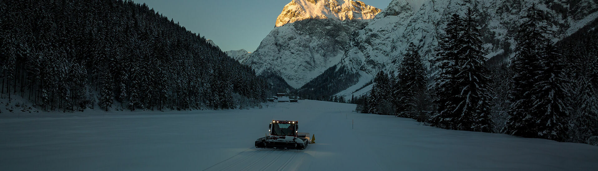 Cross country skiing equipment in the Karwendel valleys So that cross-country skiers find perfect conditions, many good spirits work day and night in the background. In the back of the picture the Lamsenspitze rises up.