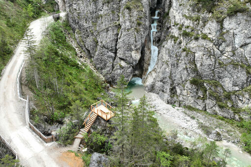 The power place Steinberg am Rofan is a wooden viewing platform with seating and a view of a waterfall. 