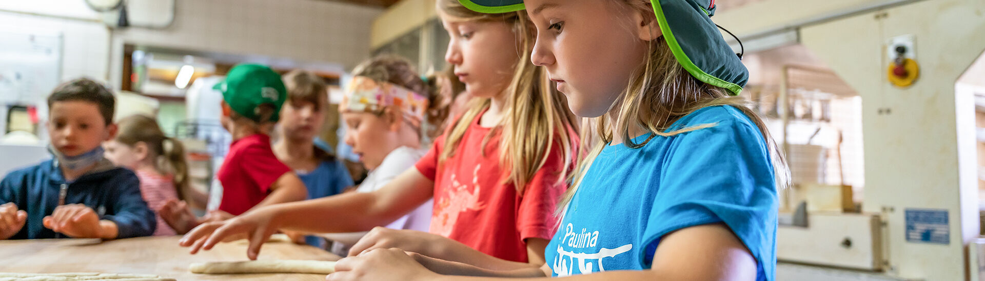 Ausflug zur Bäckerei Adler in Achenkirch Der Tag beginnt frühmorgens in der Bäckerei Adler in Achenkirch. Hier dürfen Kinder in der Stube gemeinsam versuchen Brötchen zu backen.