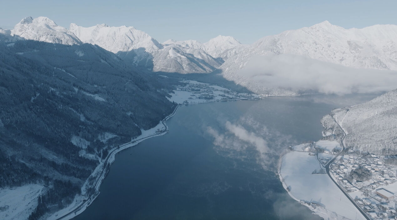 Winter am Achensee Ein Blick aus der Vogelperspektive auf die Landschaft im Winter.
