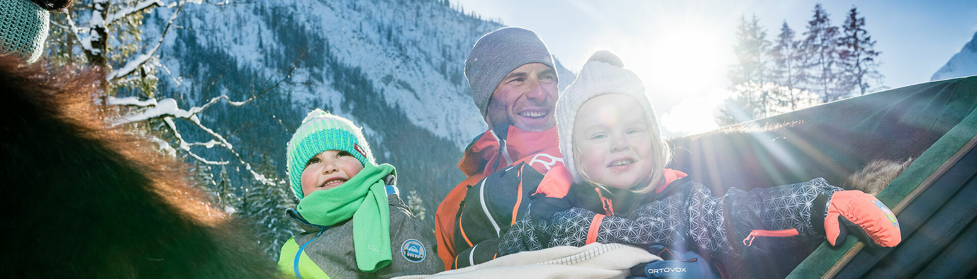 Pferdekutschenfahrt mit der Familie am Achensee Abseits der Piste eignet sich eine Kutschenfahrt perfekt, um die Gegend rund um den Achensee zu erkunden. Die Fahrt in die tief verschneiten Karwendeltäler ist für die ganze Familie ein Erlebnis.