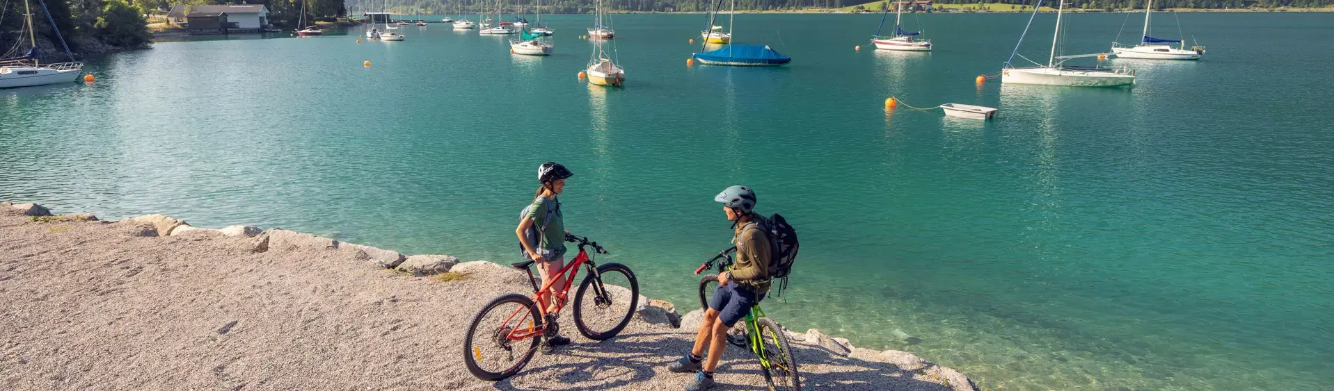 Cycling in Maurach am Achensee A couple explores the lakeshore in Maurach am Achensee by bike.