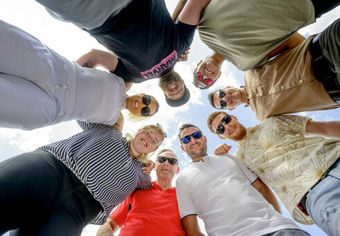 Vereine am Achensee Ein Team an Frauen & Männern steckt die Köpfe zusammen.