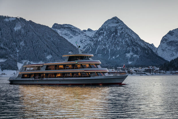 Achenseeschifffahrt am Abend Die MS Achensee bei einer Rundfahrt an einem Winterabend auf dem Achensee. Im Hintergrund sieht man das Dorf Pertisau und das Karwendelgebirge.