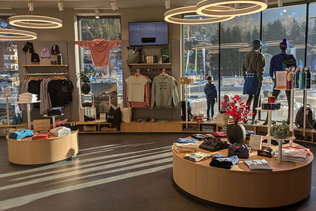 Atoll Achensee SHOP in Maurach Der Atoll Achensee SHOP in Maurach am Achensee bietet ein breites Sortiment.