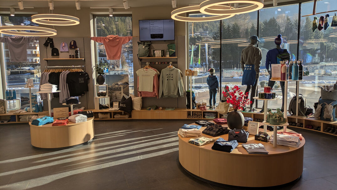 Atoll Achensee SHOP in Maurach Der Atoll Achensee SHOP in Maurach am Achensee bietet ein breites Sortiment.