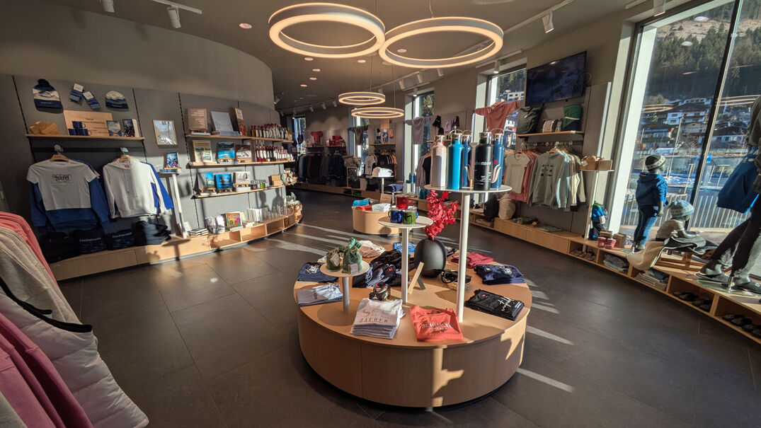 Atoll Achensee SHOP in Maurach Der Atoll Achensee SHOP in Maurach am Achensee bietet ein breites Sortiment.