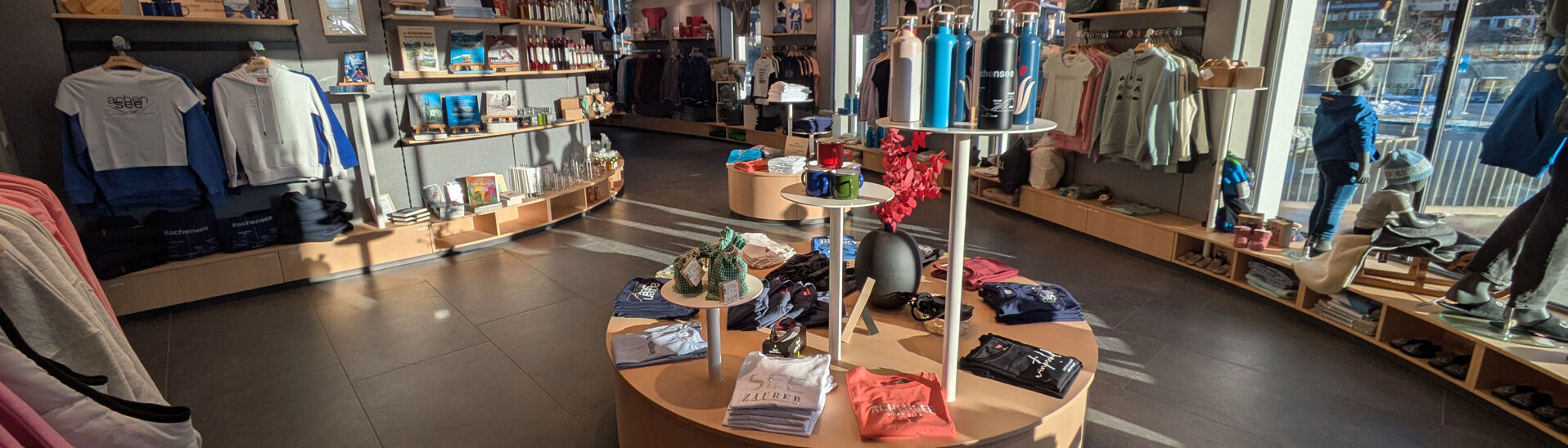 Atoll Achensee SHOP in Maurach Der Atoll Achensee SHOP in Maurach am Achensee bietet ein breites Sortiment.