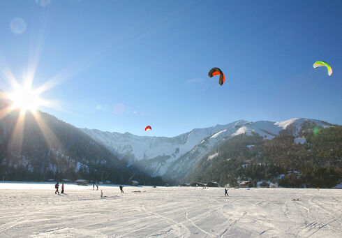 Snowkiten zwischen Berg & See Die Wintervariante des Kitesurfens macht so richtig Laune. Mit einem Kite über den Schnee zu surfen, ist ein Abenteuer, das jeder Sportfan probiert haben sollte.