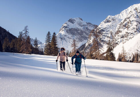 Excursions & experiences Explore the wintry scenery of the Falzturnthal in the Nature Park Karwendel on snowshoes.
