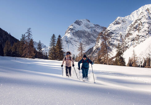 Ausflugsziele Mit den Schneeschuhen an den Füßen geht’s problemlos durch die Winterlandschaft des Falzthurntales im Naturpark Karwendel.