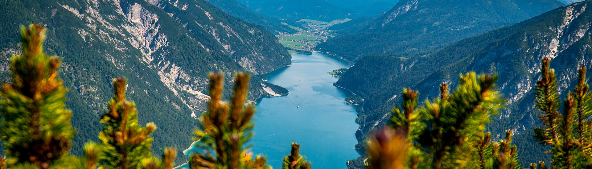 Ausblick vom Bärenkopf auf den Achensee Die Region bietet zahlreiche Wandertouren mit Blick auf den Achensee und die Dörfer rundherum.