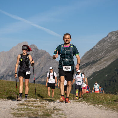 Karwendelmarsch Die Teilnehmer auf der Eventstrecke des legendären Karwendelmarschs 2024 bei herrlichem Wetter.