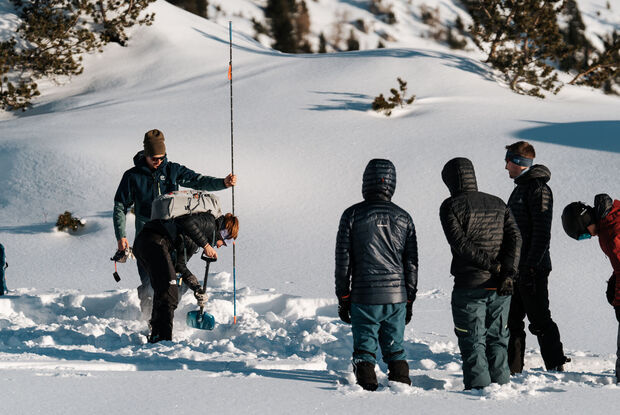 Lawinenkurs im Rofangebirge Im Achensee Skitourencamp wird das richtige Ausschaufeln und Sondieren bei Lawinenunfällen im Rofangebirge geübt.