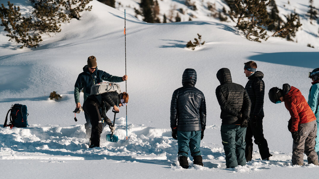 Avalanche safety course in the Rofan mountains Participants of the Achensee ski tour camp learn how to use shovel and probe after an avalanche.