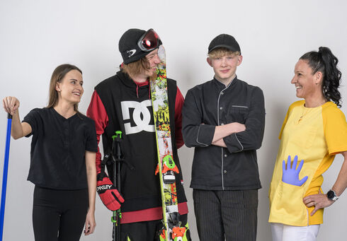 AMS: Service für Arbeitssuchende Ein Zimmermädchen, ein Skifahrer, ein Kochlehrling & eine Pflegerin posieren vor der Kamera.