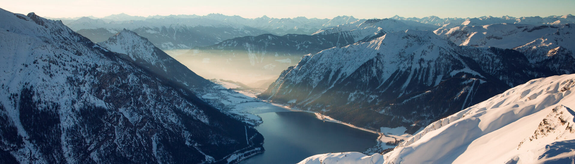 Blick auf den Achensee Blick auf den Achensee und die verschneiten Dörfer Maurach und Pertisau.